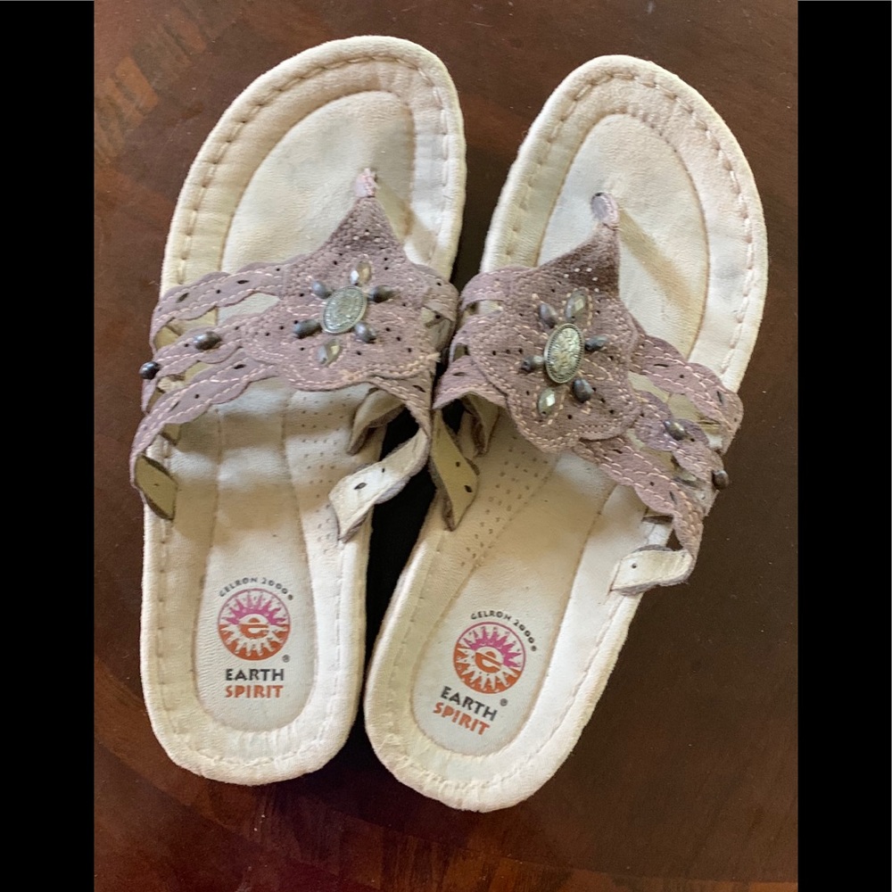 Size 9 Earth Shoe sandal.